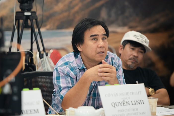 MC Quyền Linh đích thân thị phạm cho Nam Em khiến cô 'khóc sướt mướt'.