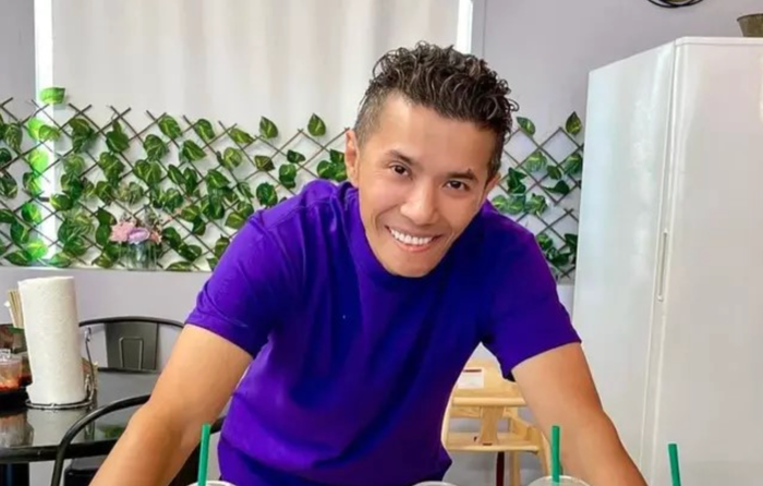 Kasim Hoàng Vũ sang Mỹ từ nhiều năm trước. Anh kinh doanh ẩm thực, có nhận lời đi biểu diễn khi sinh sống ở nước ngoài. Nhưng từ khi gặp bạo bệnh, nam ca sĩ đã mất khả năng ca hát và sức khoẻ bị ảnh hưởng nghiêm trọng