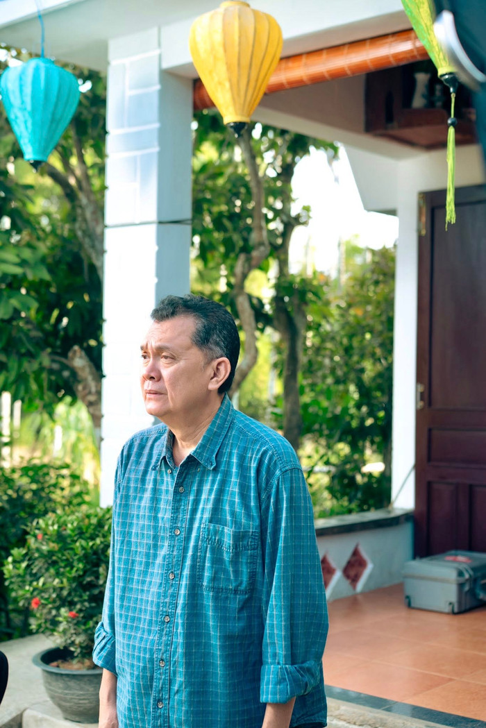 Trong phim, nghệ sĩ Hữu Châu đảm nhận vai người cha của nữ chính Mộng Hoài (Ảnh: FBNV).