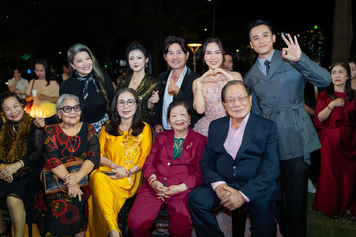 Mỹ Tâm và Mai Tài Phến cùng dàn nghệ sĩ gạo cội tại buổi ra mắt phim. - Ảnh: FBNV