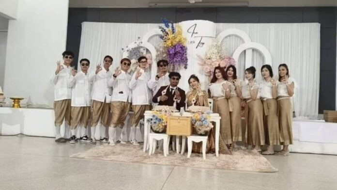 Cô dâu mang sính lễ hơn nửa tỷ đồng, ngồi xe mui trần đến đón chú rể gây xôn xao Ảnh 2