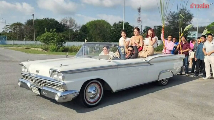 Cô dâu mang sính lễ hơn nửa tỷ đồng, ngồi xe mui trần đến đón chú rể gây xôn xao Ảnh 1