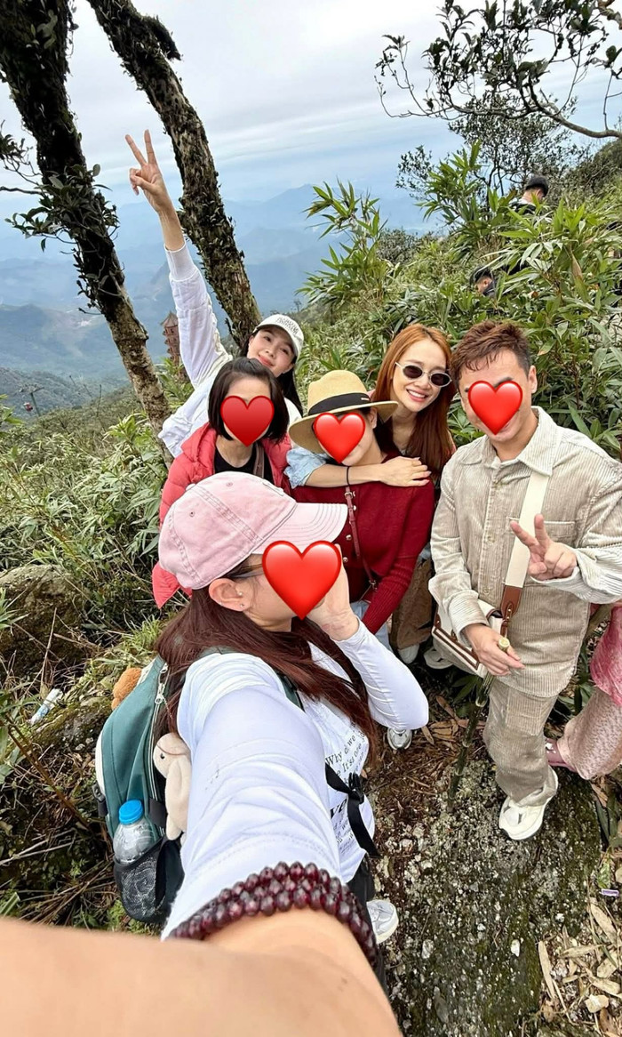 Sự xuất hiện của Nhã Phương trong bài đăng của Hồng Diễm ngay lập tức thu hút sự chú ý từ công chúng.