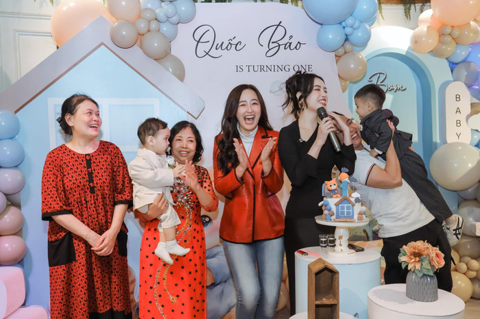 Mai Phương Thúy cười tươi rói trong ảnh dự tiệc sinh nhật 1 tuổi của cháu được tổ chức từ vài năm trước. Ảnh: FBNV