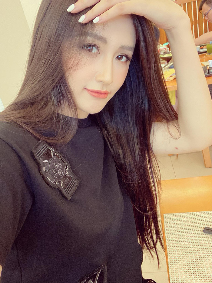 Mai Phương Thúy khá cởi mở khi chia sẻ ảnh đời thường ở trên mạng xã hội. Ảnh: FBNV