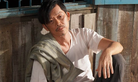 Trong Làm giàu với ma, Hoài Linh vào vai ông Đạo làm nghề đạo tỳ, mang nhiều buồn phiền vì có con trai mê thói cờ bạc, đỏ đen.