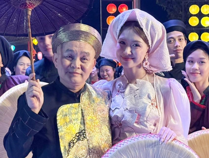 Sự kết hợp của Hòa Minzy và nghệ sĩ Xuân Hinh lại không tạo ra kết quả như mong đợi.