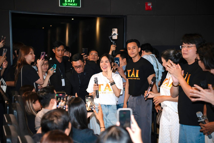 Mỹ Tâm cười tươi rói khi đến cụm rạp giao lưu với khán giả. Ảnh: FBNV