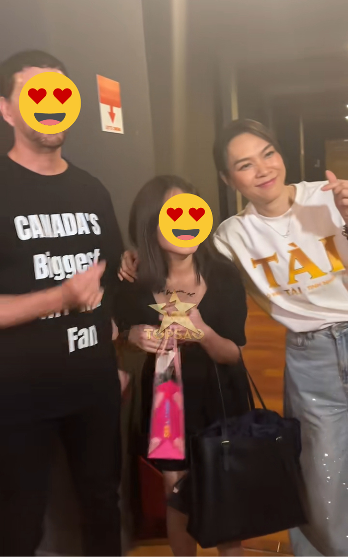 Mỹ Tâm tranh thủ chụp ảnh cùng với hai khán giả ở hậu trường cinetour. Ảnh: Top Sao