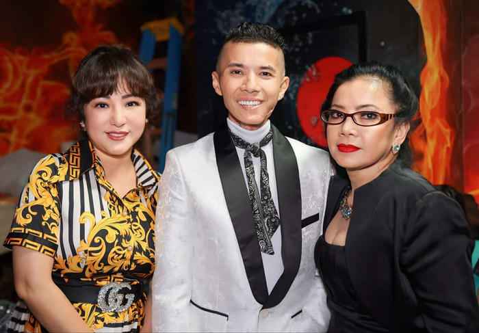 Ca sĩ Kasim Hoàng Vũ bên mẹ ruột và diễn viên Thúy Nga tại một đêm nhạc gây quỹ giúp anh có thêm chi phí điều trị bệnh.&nbsp;