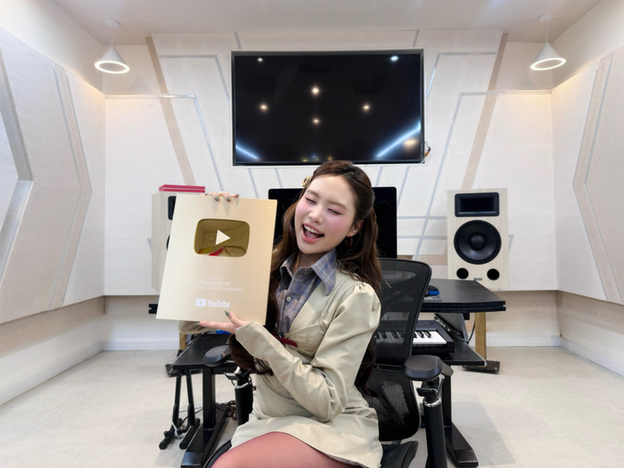 Phương Mỹ Chi chính thức đạt 1 triệu người đăng ký kênh Youtube. (Ảnh: FBNV)