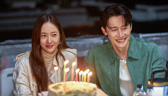 Lấy bối cảnh xoay quanh một chủ tòa nhà đang chìm trong nợ nần, Mad Concrete Dreams mang màu sắc tâm lý - tội phạm. Trong nỗ lực giải quyết khủng hoảng tài chính và bảo vệ gia đình, anh vướng vào một kế hoạch bắt cóc đầy rủi ro. Tuy nhiên, mọi thứ nhanh chóng vượt ngoài tầm kiểm soát, kéo theo những hậu quả nghiêm trọng.