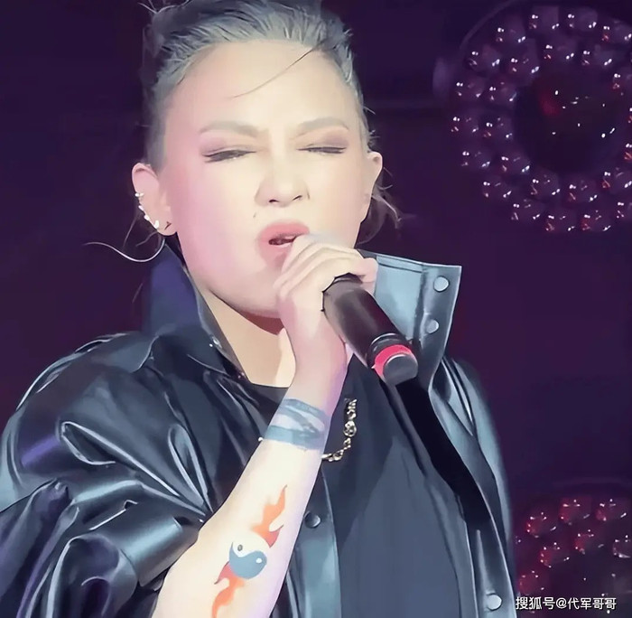 Nổi tiếng từ năm 14 tuổi, nữ ca sĩ bị khán giả 'quay lưng' ở đỉnh cao, cuộc sống hiện tại gây bất ngờ Ảnh 5