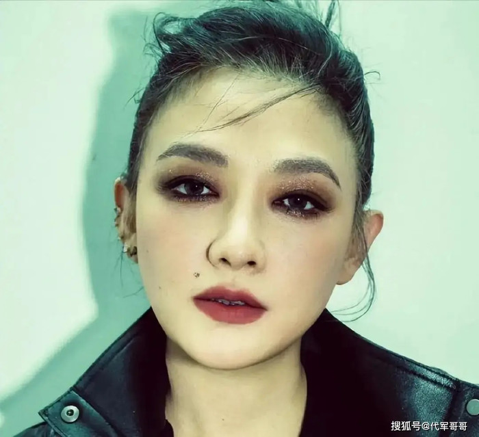 Nổi tiếng từ năm 14 tuổi, nữ ca sĩ bị khán giả 'quay lưng' ở đỉnh cao, cuộc sống hiện tại gây bất ngờ Ảnh 3