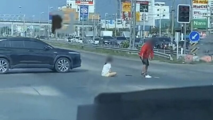 Cặp nam nữ có hành động phản cảm giữa đường, ai nhìn cũng bức xúc Ảnh 1