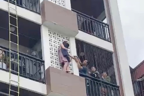 Cô gái trẻ có ý định tiêu cực được lực lượng chức năng kịp thời ngăn chặn. Ảnh: Công an TP Hà Nội