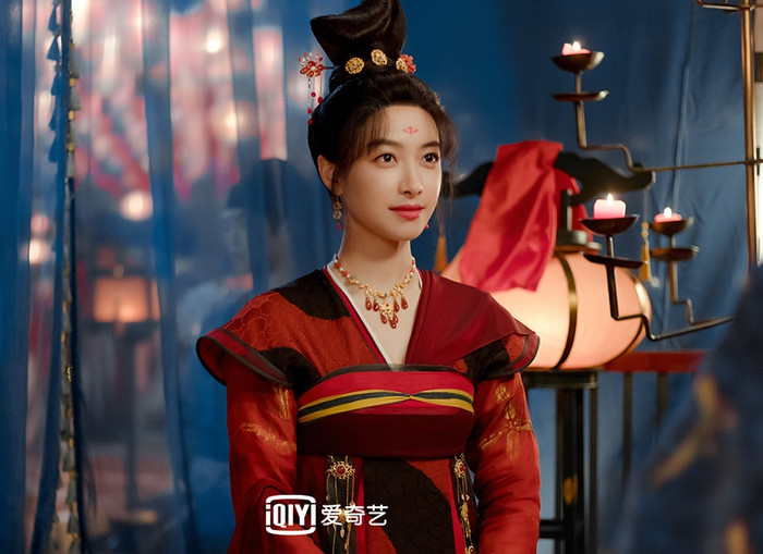 Lấy bối cảnh Thần Đô Lạc Dương dưới thời Võ Tắc Thiên, Phong Khởi Lạc Dương xoay quanh ba nhân vật đến từ những tầng lớp khác nhau trong xã hội. Cao Bỉnh Chúc - một bất lương soái ở tầng lớp thấp, Bách Lý Hoằng Nghị - vị quan trẻ tài năng và Tư Nguyệt – nữ quan trong nội cung. Ba người vô tình bị cuốn vào một âm mưu lớn nhằm lật đổ triều đại. Trong quá trình điều tra các vụ án mạng bí ẩn, họ dần phát hiện sự tồn tại của tổ chức phản diện mang tên Xuân Thu Đạo.