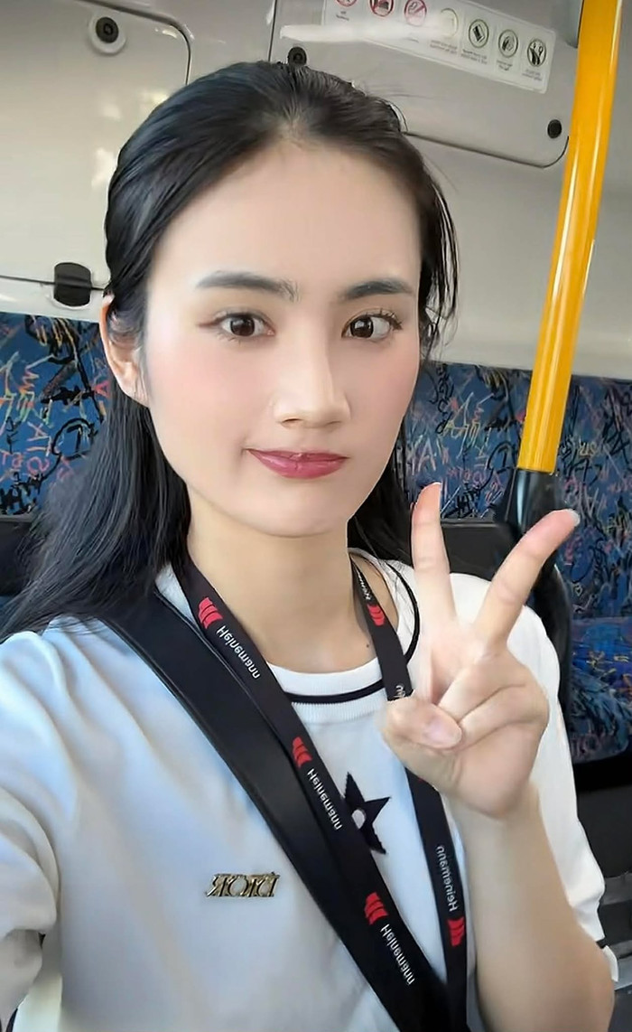 Người đẹp sinh năm 2002 tiếp tục công việc làm thêm bên cạnh việc học.