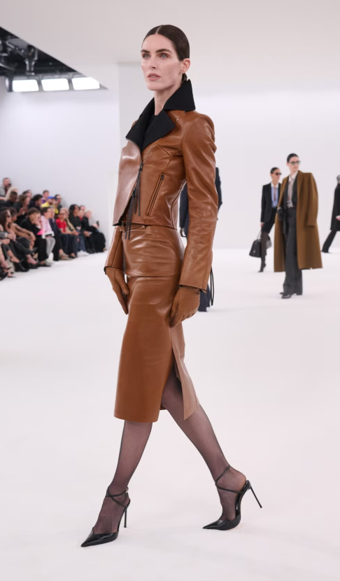 Các thiết kế vest được xử lý với cầu vai rõ nét, đường cắt gọn gàng và tỷ lệ phom dáng được tính toán kỹ lưỡng.&nbsp;