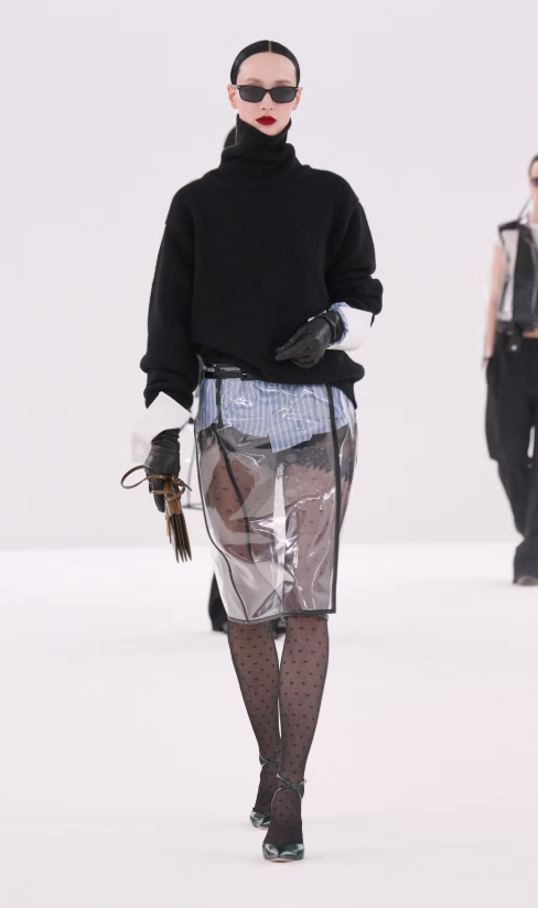 Sàn diễn của Tom Ford tại Paris Fashion Week gây chú ý khi kết hợp vest quyền lực với chất liệu xuyên thấu.&nbsp;