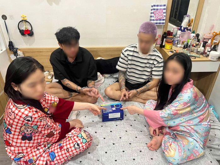 Lực lượng chức năng bắt quả tang hành vi vi phạm pháp luật của nhóm nam nữ thanh niên.&nbsp;