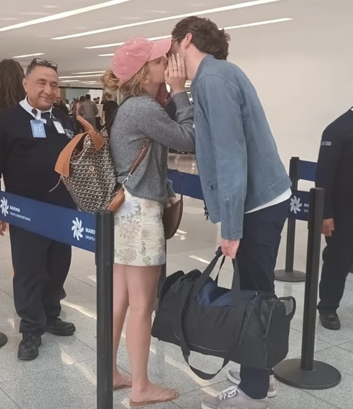 Emma Watson và bạn trai ăn diện giản dị, thoải mái 'khoá môi' ở chốn đông người. Ảnh: BACKGRID