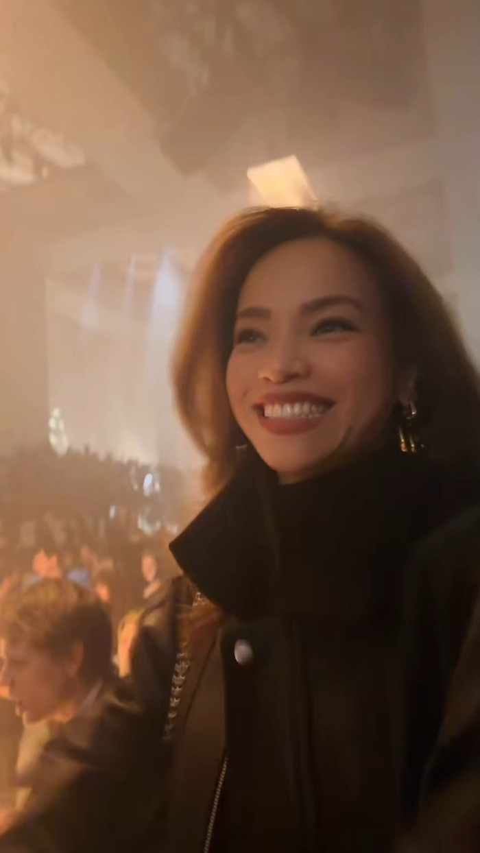 Hồ Ngọc Hà cười tươi rói khi dự tiệc. Ảnh: FBNV