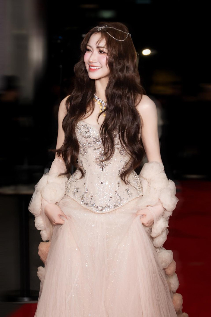 Hòa Minzy không ngần ngại bỏ tiền túi để tặng cho người hâm mộ. Ảnh: FBNV