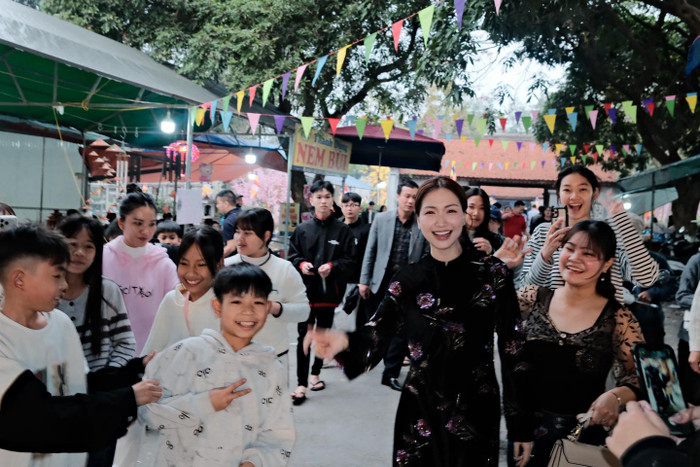 Hòa Minzy thoải mái để khán giả chụp hình trong chuyến du xuân đầu năm nay. Ảnh: FBNV