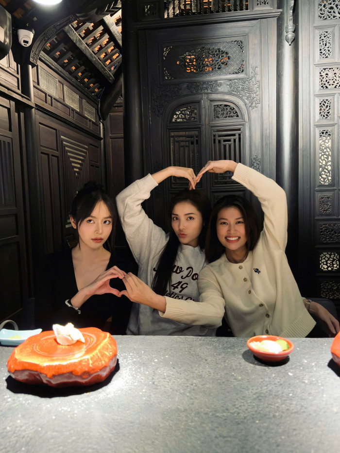 Ngoài Minh Hằng, Kỳ Duyên còn thân thiết, thường xuyên qua lại với nhiều người đẹp ở trong giới showbiz. Ảnh: FBNV