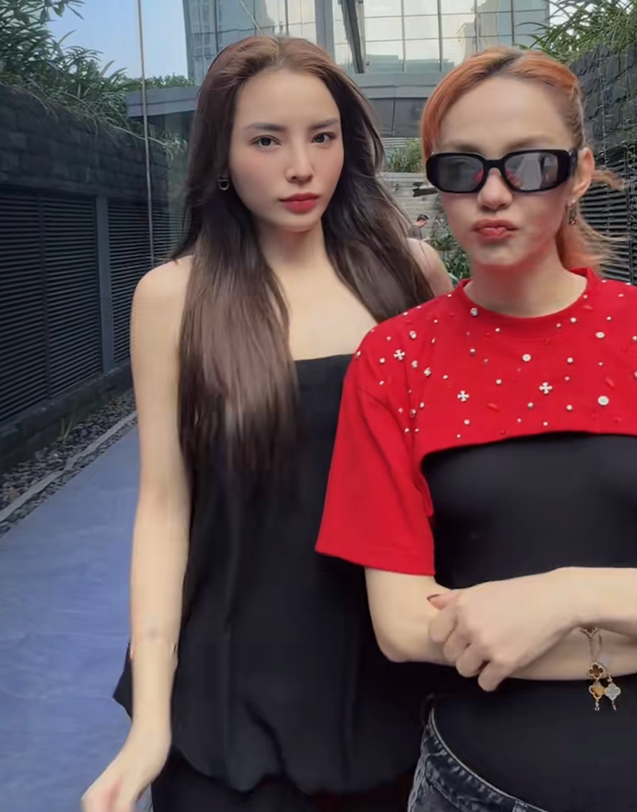 Kỳ Duyên trang điểm tự nhiên khi gặp Minh Hằng. Ảnh: FBNV