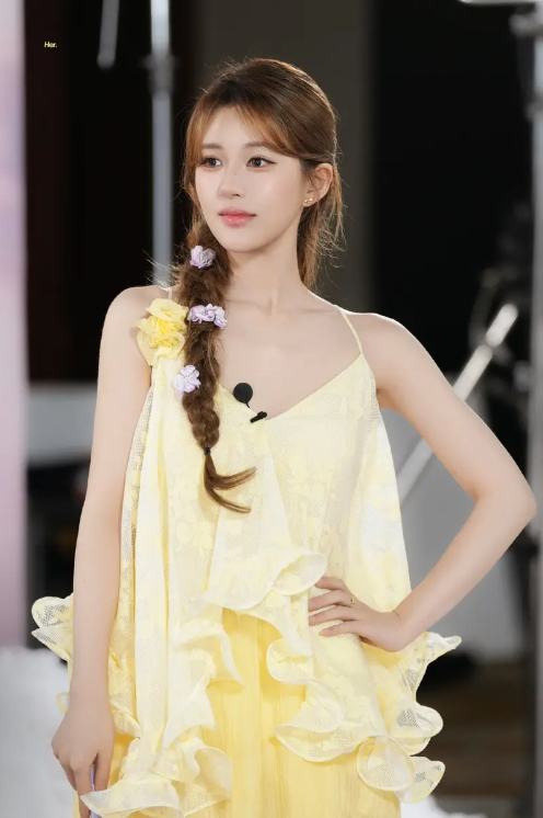 Với tạo hình nhẹ nhàng, rạng rỡ và tràn đầy năng lượng, loạt ảnh mới tiếp tục củng cố hình ảnh trẻ trung của Triệu Lộ Tư.