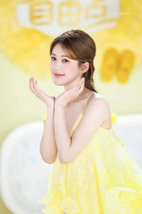 Loạt ảnh mới của Triệu Lộ Tư ngay lập tức thu hút sự chú ý từ công chúng.