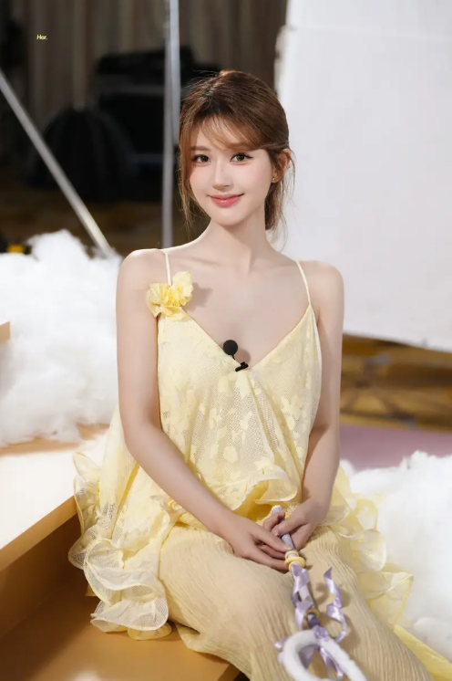 Trong bộ ảnh, Triệu Lộ Tư lựa chọn thiết kế váy hai dây với chất liệu mềm mại, tông vàng pastel nhẹ nhàng.