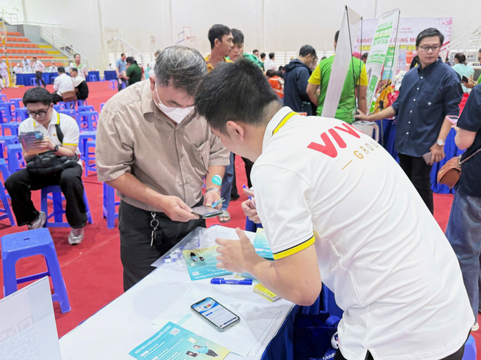 Viva Group triển khai khu vực tư vấn và phát sim tại booth sự kiện.