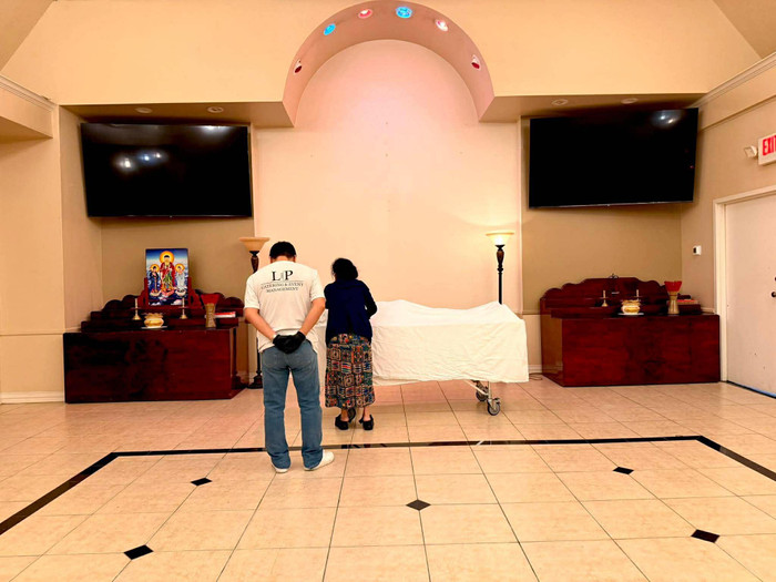 Mẹ Kasim Hoàng Vũ chuẩn bị cho tang lễ của con trai. (Ảnh Quí Ngọc)