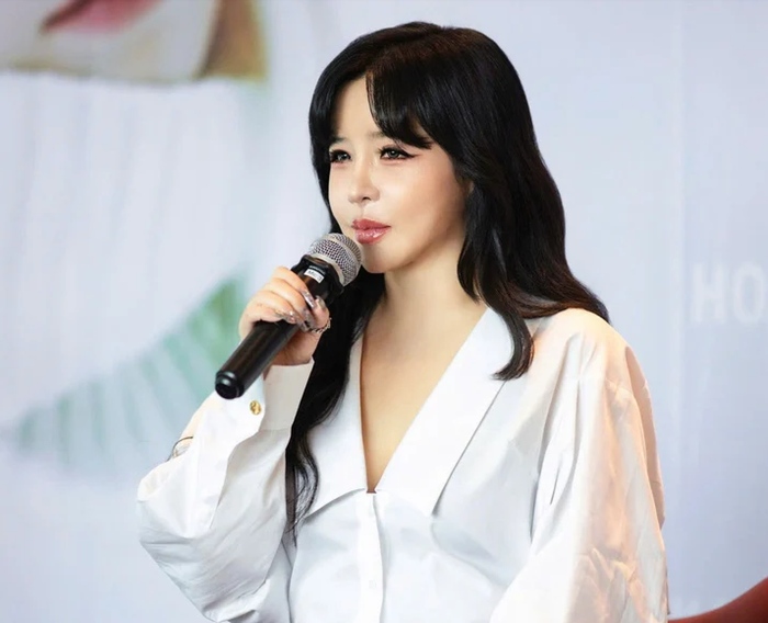 Hiện, mọi động thái của Park Bom đều nhận được sự chú ý từ công chúng.