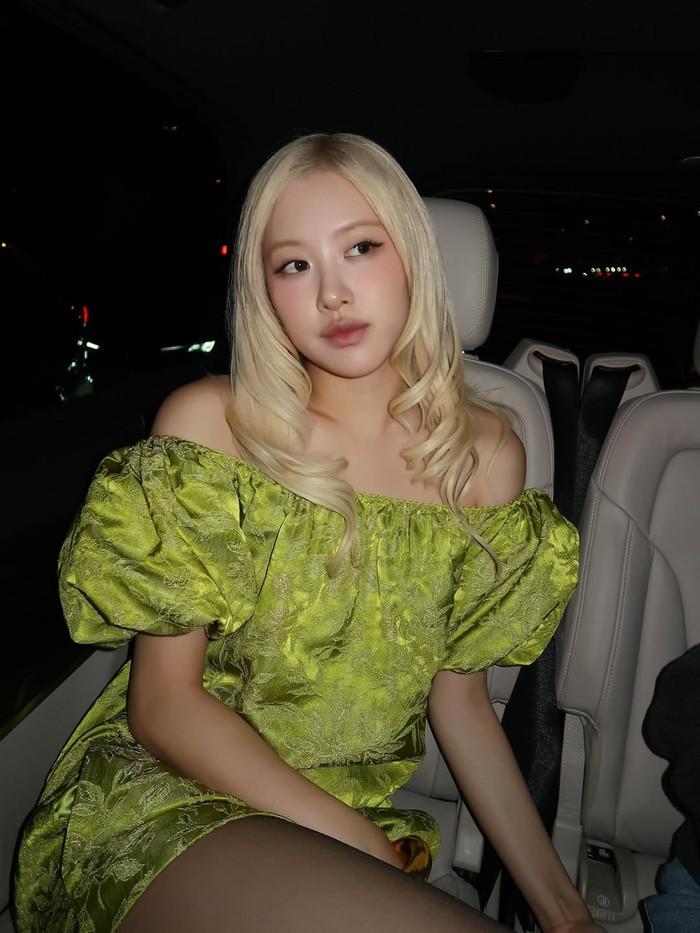 Thiết kế trễ vai lần này giúp tôn lên vẻ đẹp thanh lịch nhưng không kém phần quyến rũ của cô (Ảnh: ISNV).