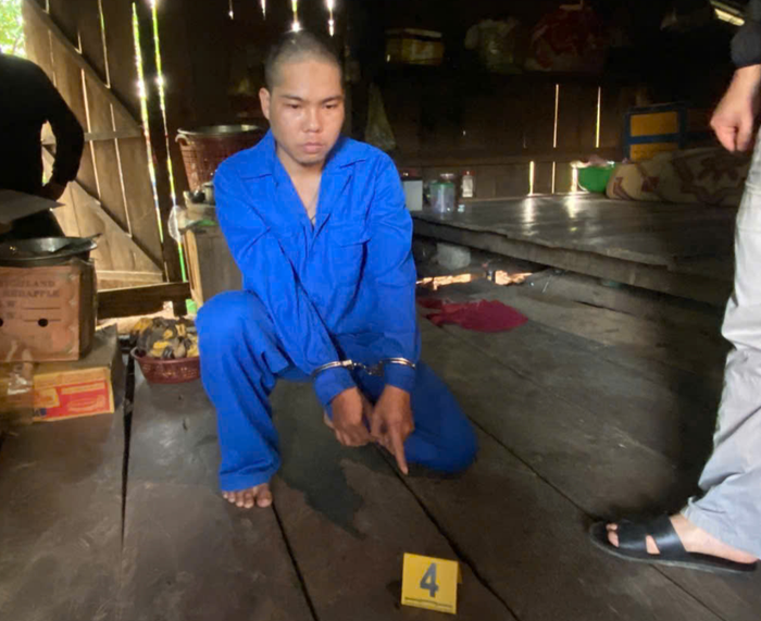 Đối tượng Tạ Quốc Hùng tại hiện trường vụ việc. Ảnh: Trang TTĐT Bộ Công an&nbsp;