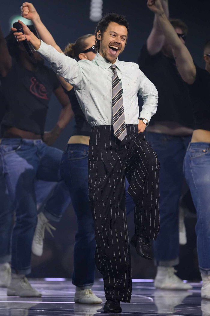 Harry Styles trở lại sau 4 năm: Cuộc thử nghiệm táo bạo hay canh bạc mạo hiểm? Ảnh 8