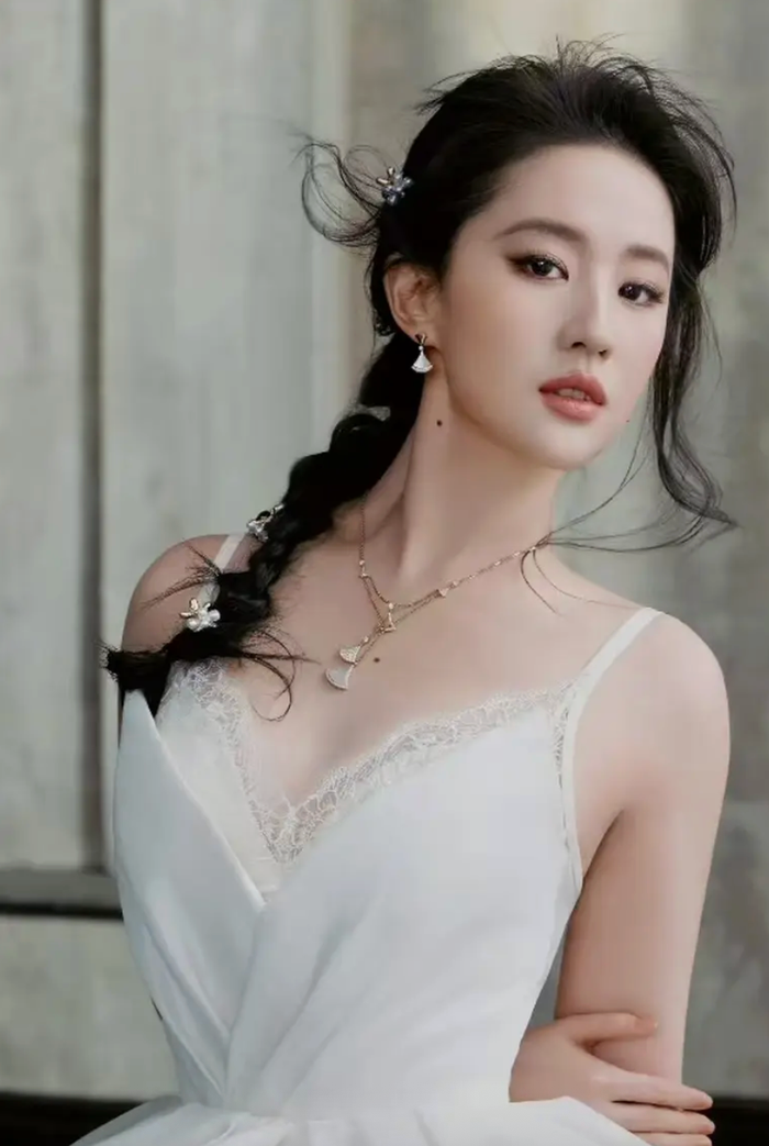 Vẻ nữ tính, dịu dàng của Lưu Diệc Phi khiến nhiều khán giả mê mẩn. Ảnh: Sohu