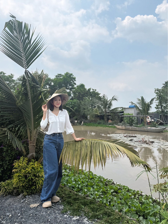 Nhiều khán giả cho rằng khung cảnh mà Lê Phương đang chụp ảnh là ở quê nhà của cố nghệ sĩ Quý Bình.