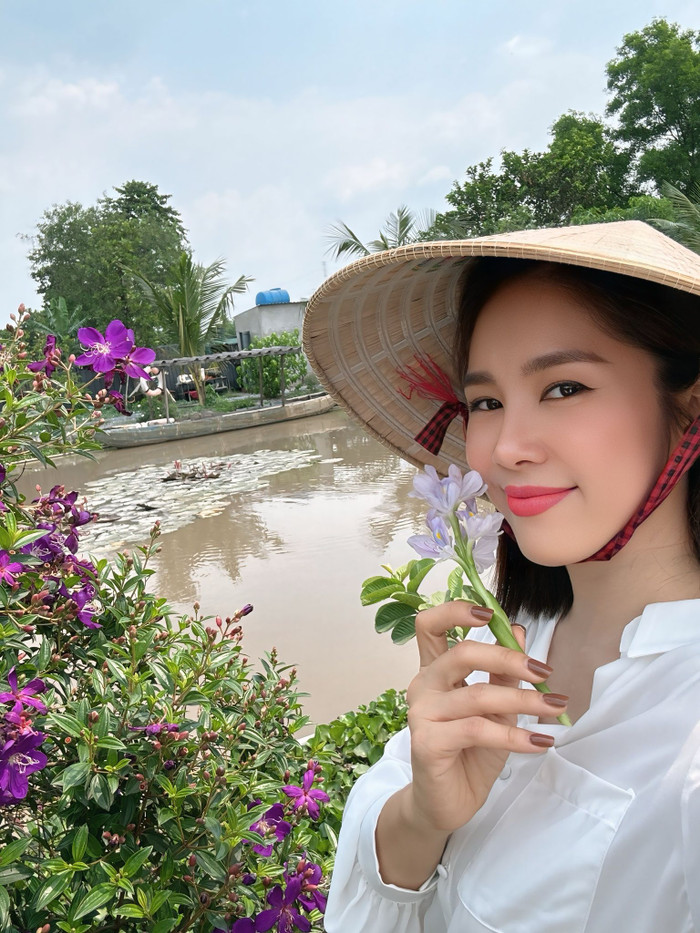 diễn viên Lê Phương khoe vẻ đẹp dịu dàng.