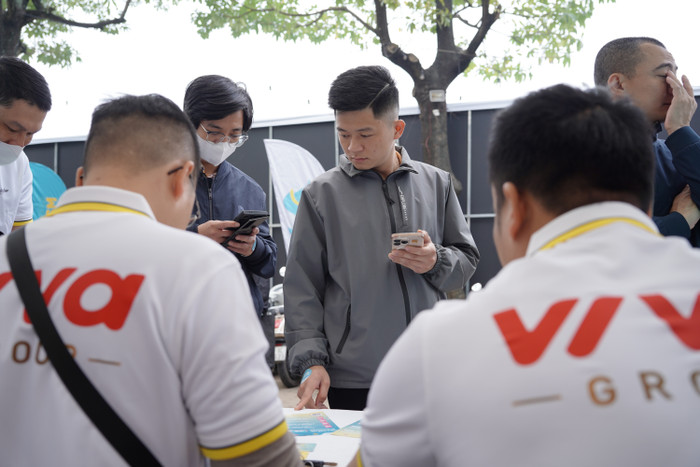 Viva Group triển khai tư vấn, tặng SIM ưu đãi và trải nghiệm gói data tốc độ cao cho các tài xế tại “Ngày hội tuyển dụng Bác Tài Xanh: Vững Tay Lái – Chắc Tiền Tài”.&nbsp;