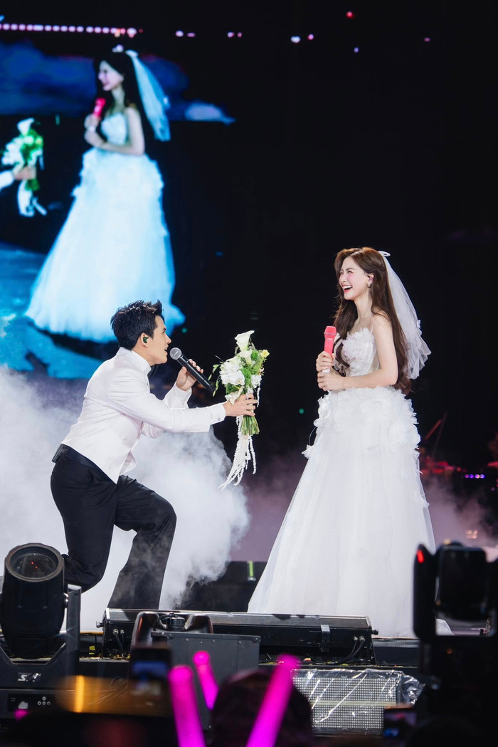 Quốc Thiên và Hòa Minzy từng có màn kết hợp ăn ý trên sân khấu. Nam ca sĩ cầm bó hoa 'cầu hôn' đối phương.