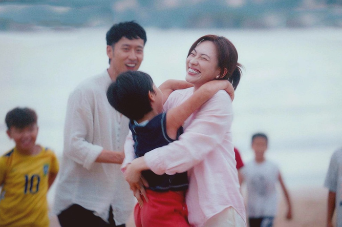 Tuấn Trần và Phương Anh Đào trong hành trình của ba nhân vật tại làng chài miền Trung