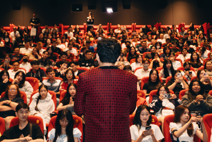 Động thái vừa qua của Trấn Thành cho thấy nam đạo diễn vẫn chưa có ý định rời khỏi đường đua phòng vé