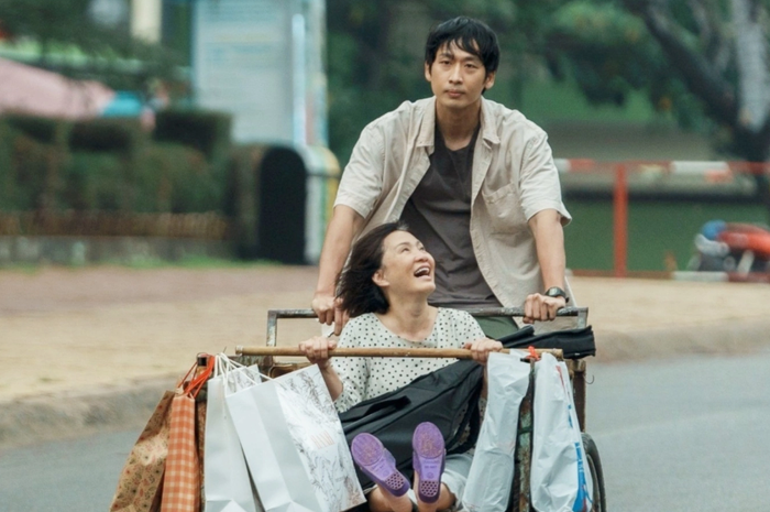 Tuấn Trần và Hồng Đào trong phim tâm lý gia đình Mang mẹ đi bỏ