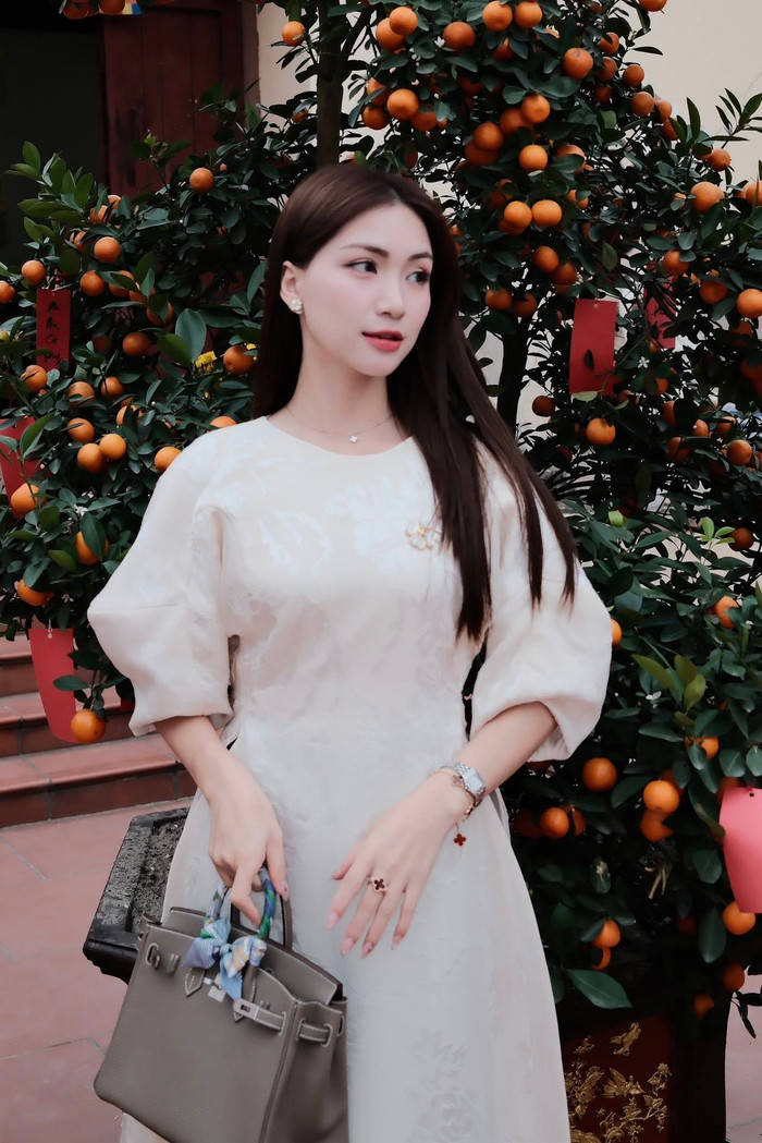 Nhiều đồng nghiệp, bạn bè tỏ ra bất ngờ trước việc Hòa Minzy công khai bạn trai. Ảnh: FBNV