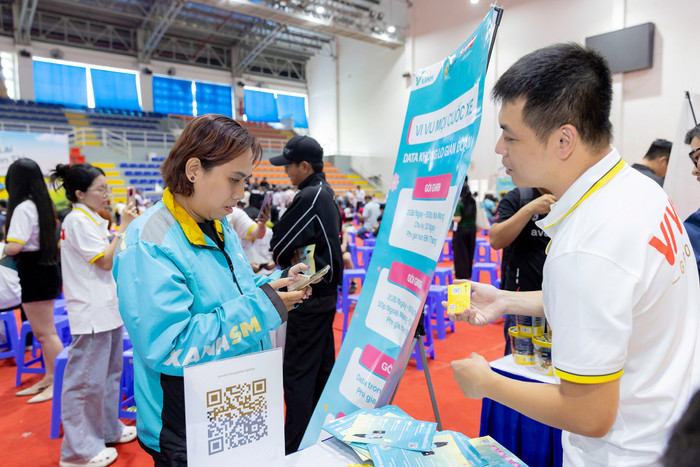 Nhiều tài xế công nghệ có mặt ở khu vực trải nghiệm sản phẩm, dịch vụ viễn thông của Viva Group tại ngày hội.